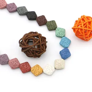 Quadratische bunte Lavastein-Perlen für DIY-Schmuck in mehrfarbiger poröser Textur