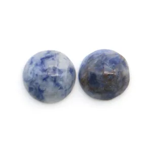 Vista macro dettagliata di due pietre cabochon naturali in lapislazzuli blu di forma tonda