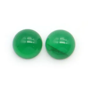 Vista macro di due cabochon rotondi in agata verde con finitura lucida per gioielli fai da te