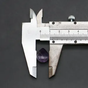 Λήψη macro μωβ αμέθυστου 12mm σε σχήμα δακρύου μετρημένου με μεταλλικό παχύμετρο