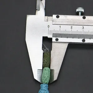 Misurazione dettagliata di perle in pietra vulcanica colorata a forma di pesce