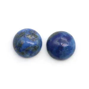 Macro di due pietre rotonde di lapislazzuli blu naturale con inclusioni di pirite dorata