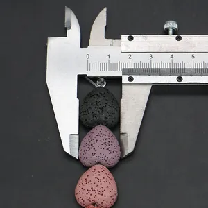 Makro-Detail von 17mm herzförmigen Lavasteinperlen gemessen mit einem Messschieber