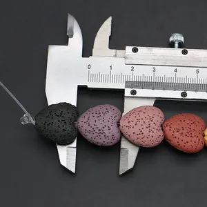 Makroansicht von 20 mm herzförmigen Lavastein-Perlen mit Messschieber gemessen