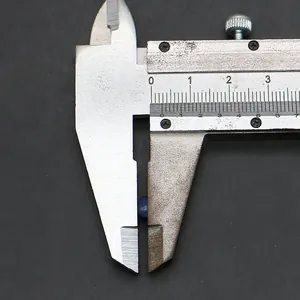 Λήψη macro μπλε πέτρας 4,5mm που μετριέται με ψηφιακό παχύμετρο ακριβείας