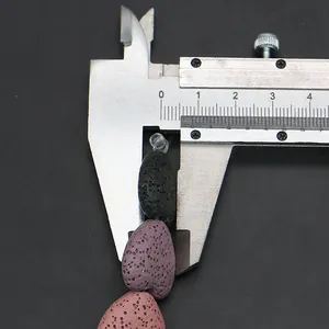 Messen von 13,5mm herzförmigen Lavastein-Perlen mit einem Messschieber für DIY-Schmuck