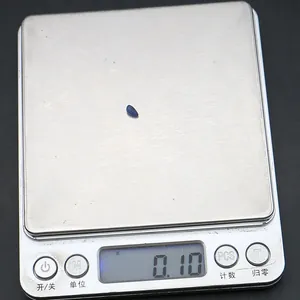 Λήψη macro πέτρας λάπις λάζουλι 0,1g σε ηλεκτρονική ζυγαριά ακριβείας για κοσμήματα