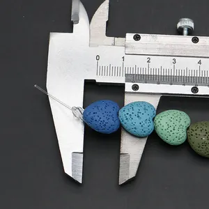 Makroaufnahme von 13mm herzförmigen Lavasteinperlen mit poröser Textur und Farbverlauf