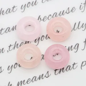 Macro-opname van vier ronde donuts van natuurlijk rozenkwarts met gepolijste textuur