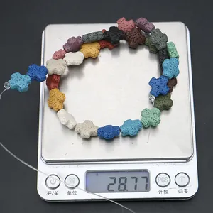 Détail de perles en pierre de lave colorées en forme de croix pesant 28,77 g