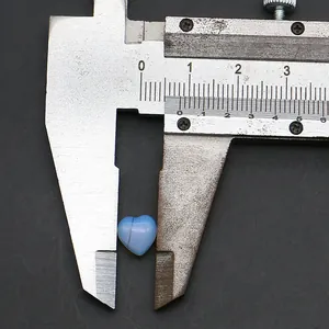Dettaglio di agata blu a forma di cuore da 8,5 mm misurata con un calibro digitale