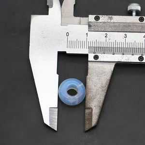 Gedetailleerde meting van 14mm lichtblauwe doorschijnende donutkraal met metalen schuifmaat