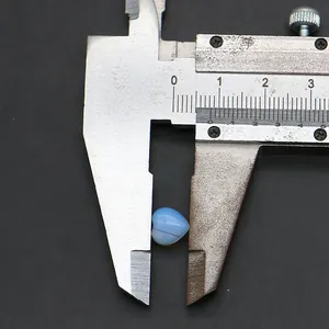 Primo piano di una perla a cuore blu da 8 mm con misurazione su un calibro di precisione