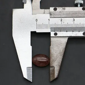 Meten van een 14mm ovale natuurlijke rode agaat cabochon met een metalen schuifmaat
