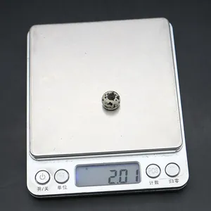 Misura dettagliata di una perla di diaspro dalmata su una bilancia digitale con 2,01 g