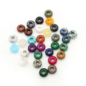 Assortiment natuursteen donut kralen voor DIY sieraden maken op witte achtergrond