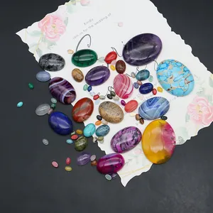 Gepolijste mix van natuurlijke edelsteen cabochons zoals amethist en tijgeroog