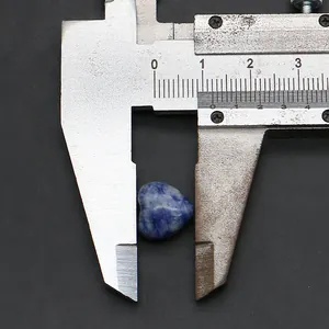 Vista macro di una pietra naturale di lapislazzuli blu a forma di cuore con calibro