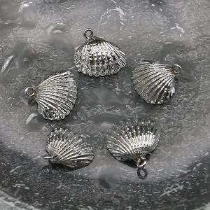 Cinq pendentifs coquilles Saint-Jacques argentés avec des rainures et des anneaux reliés