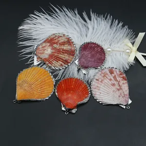 Pendentifs en coquille Saint-Jacques naturelle avec bordure argentée colorée