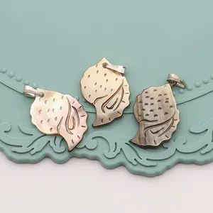 Détail de pendentifs en nacre naturelle en forme de feuille avec reflets irisés et bélières