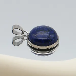 Κοντινή λήψη στρογγυλού μενταγιόν Lapis Lazuli με γυαλισμένο ασημί μεταλλικό πλαίσιο