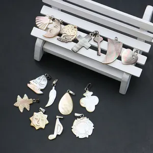 Assortiment de pendentifs en nacre naturelle avec attaches métalliques de formes variées