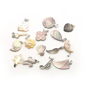 Pendentifs en nacre naturelle de formes variées avec attaches en métal pour bijoux