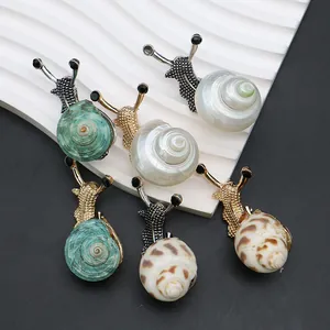 Variedad de broches de caracol en concha natural con acabados en oro antiguo y plata