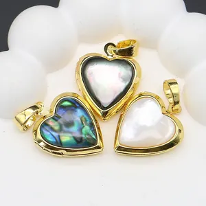 Tre medaglioni a cuore dorati con inserti in madreperla e abalone colorato