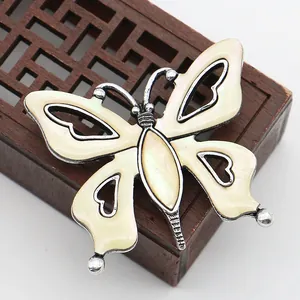 Detailaufnahme der Schmetterlingsbrosche mit Vintage-Silber-Finish und Perlmutt-Inlay