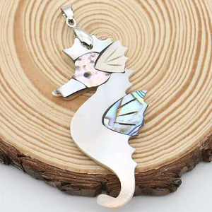 Détail d'un pendentif hippocampe avec incrustation de nacre blanche et d'abalone