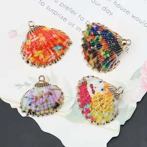 Set di quattro ciondoli a forma di conchiglia colorata con placcatura in oro per gioielli