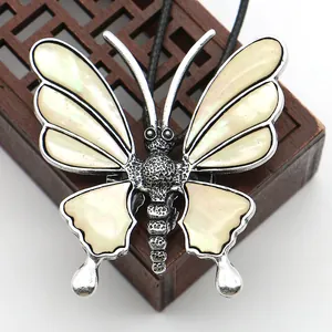 Makroaufnahme Schmetterling Anhänger mit Muscheleinlage und Vintage Silber Textur