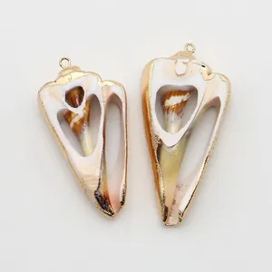 Vue détaillée de pendentifs en conque naturelle avec bordure dorée pour bijoux faits main