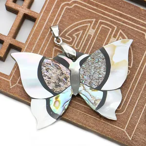 Détail du pendentif papillon incrusté de nacre et de nacre d'abalone multicolore