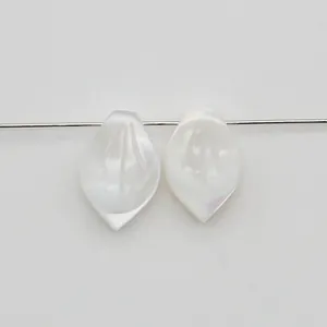 Vue macro de perles en nacre blanche en forme de pétale de fleur pour bijoux DIY