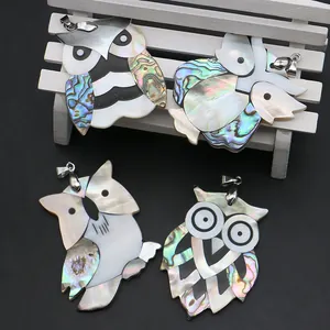 Pendentifs hibou artisanaux en nacre colorée et nacre d'abalone avec bélières en métal