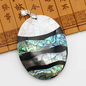 Détail macro du pendentif mosaïque ovale avec nacre et incrustation d'abalone