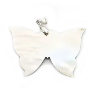 Pendentif papillon nacré en nacre naturelle avec attache argentée sur blanc