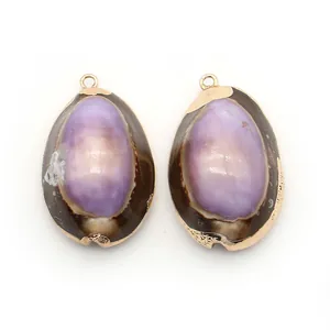 Vue détaillée de pendentifs en coquillage violet naturel avec anneaux dorés pour DIY