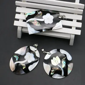 Pendentifs fleurs en nacre faits main avec incrustation d'abalone et fermoirs argentés