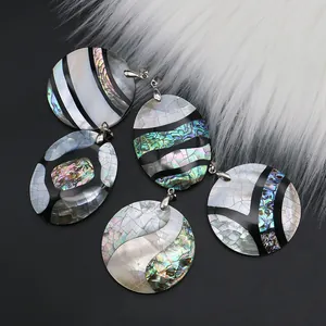 Cinq pendentifs fleurs faits main en nacre et abalone pour colliers élégants