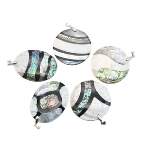 Cinq pendentifs en nacre et nacre d'abalone avec motifs floraux sur fond blanc