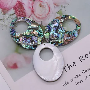 Vue détaillée de pendentifs ovales en nacre et abalone pour la création de bijoux DIY