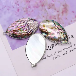 Vue détaillée de pendentifs en mosaïque de nacre et d'abalone pour bijoux DIY