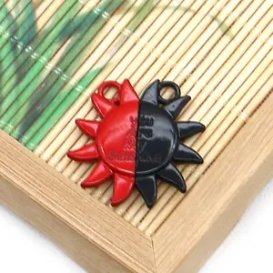Détail macro de pendentifs couple soleil avec gravure 'You are my Sunshine'