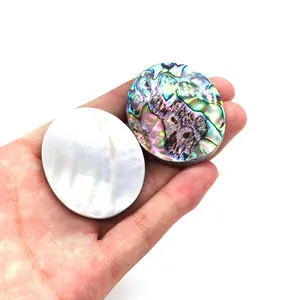 Detailansicht polierter ovaler Perlmutt- und bunter Abalone-Muschel-Cabochons für DIY-Schmuck