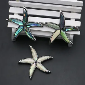 Broches de estrella de mar clásicos con nácar natural de abulón sobre gris