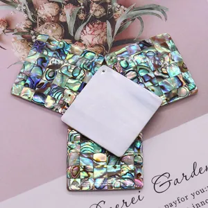 Détail macro de pendentifs carrés en mosaïque d'abalone et nacre pour la création de bijoux